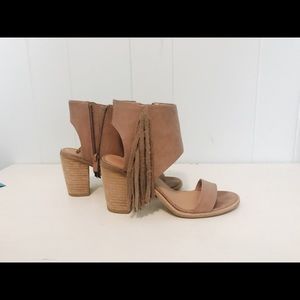 VERY VOLATILE Block Heel in Blush size 7